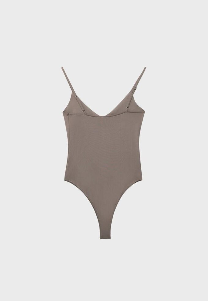 Bodysuit mit V-Ausschnitt und Trägern Bodysuit mit V-Ausschnitt und Trägern