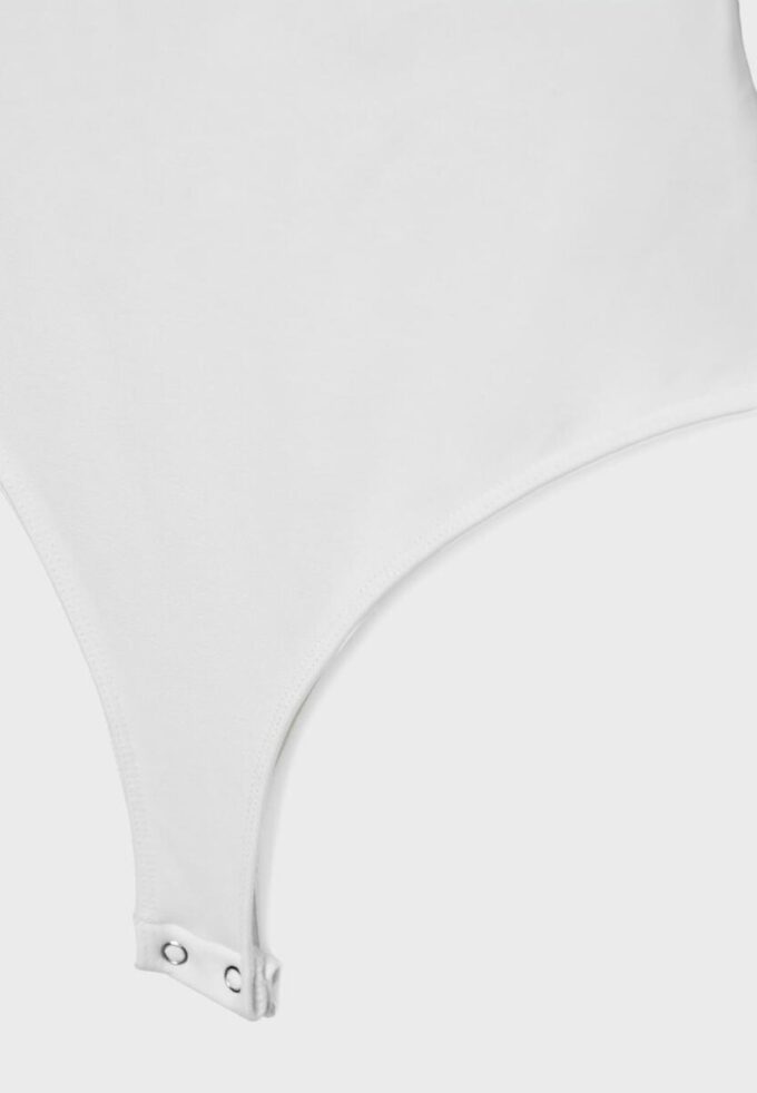 Bodysuit mit V-Ausschnitt und Trägern Bodysuit mit V-Ausschnitt und Trägern