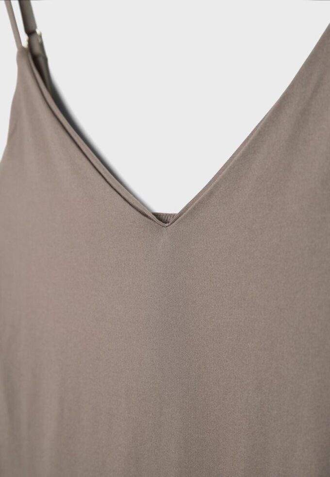 Bodysuit mit V-Ausschnitt und Trägern Bodysuit mit V-Ausschnitt und Trägern