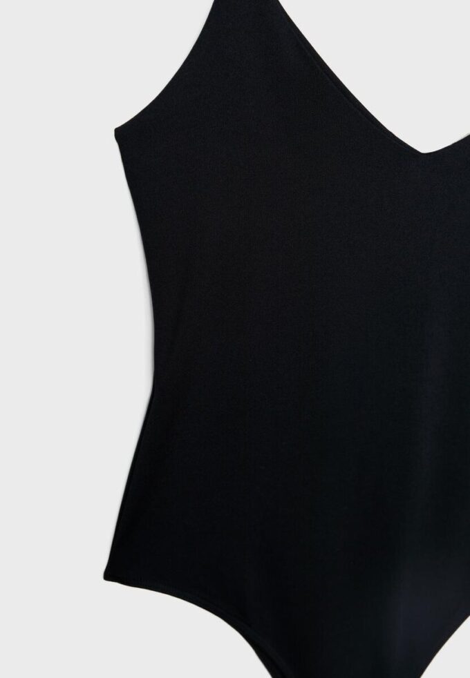 Bodysuit mit V-Ausschnitt und Trägern Bodysuit mit V-Ausschnitt und Trägern