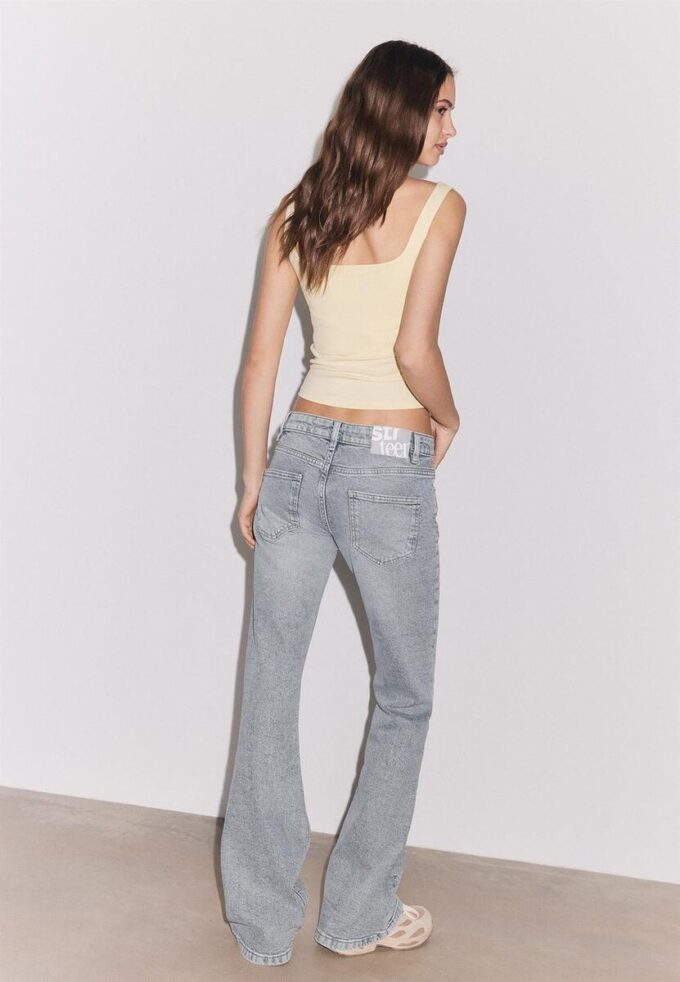 Bootcut-Jeans mit niedriger Taille Bootcut-Jeans mit niedriger Taille
