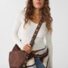 Bucket-Tasche aus Kunstwildleder mit Riemendetail