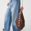Bucket-Tasche aus Kunstwildleder mit Riemendetail