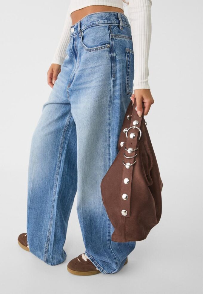 Bucket-Tasche aus Kunstwildleder mit Riemendetail