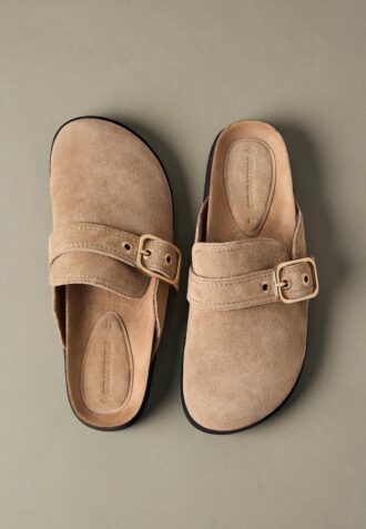 Clogs aus Spaltveloursleder mit Schnalle