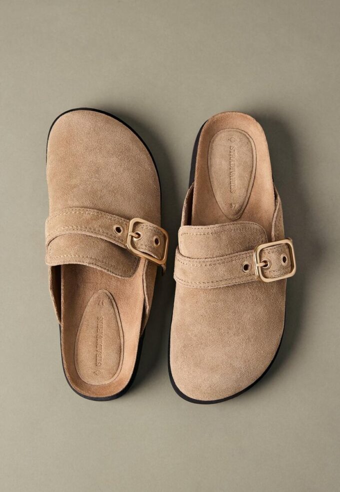 Clogs aus Spaltveloursleder mit Schnalle