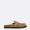 Clogs aus Spaltveloursleder mit Schnalle