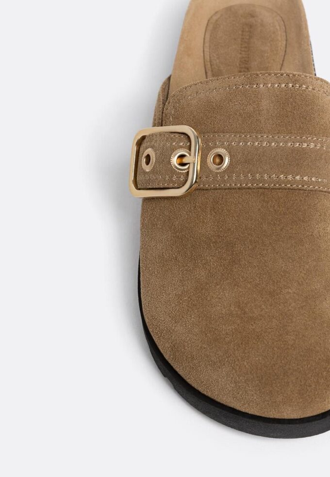 Clogs aus Spaltveloursleder mit Schnalle