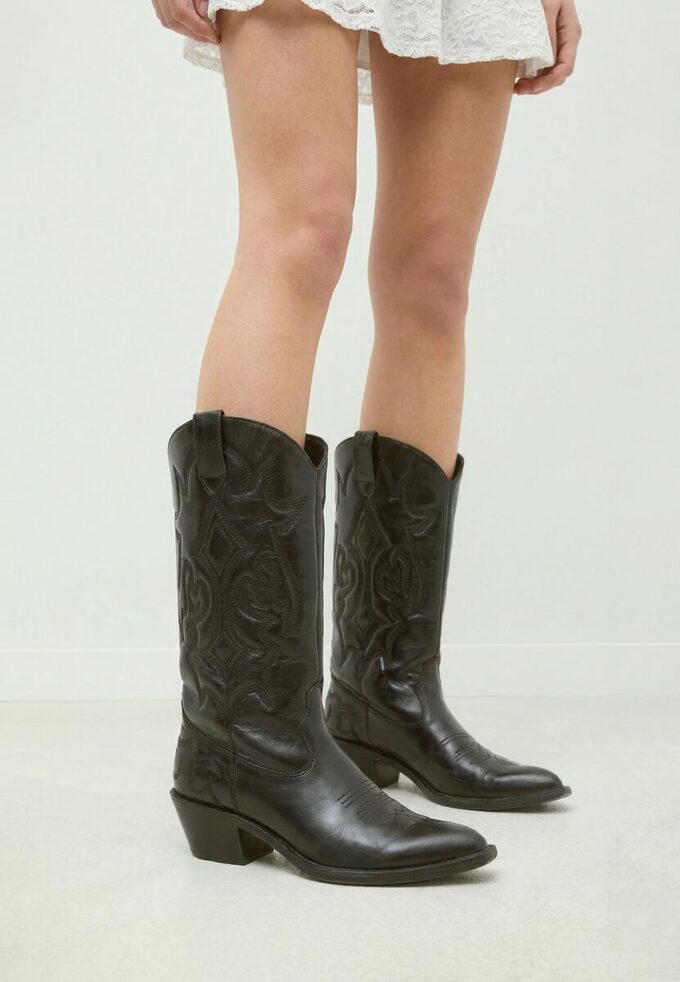 Cowboystiefel mit Absatz Cowboystiefel mit Absatz