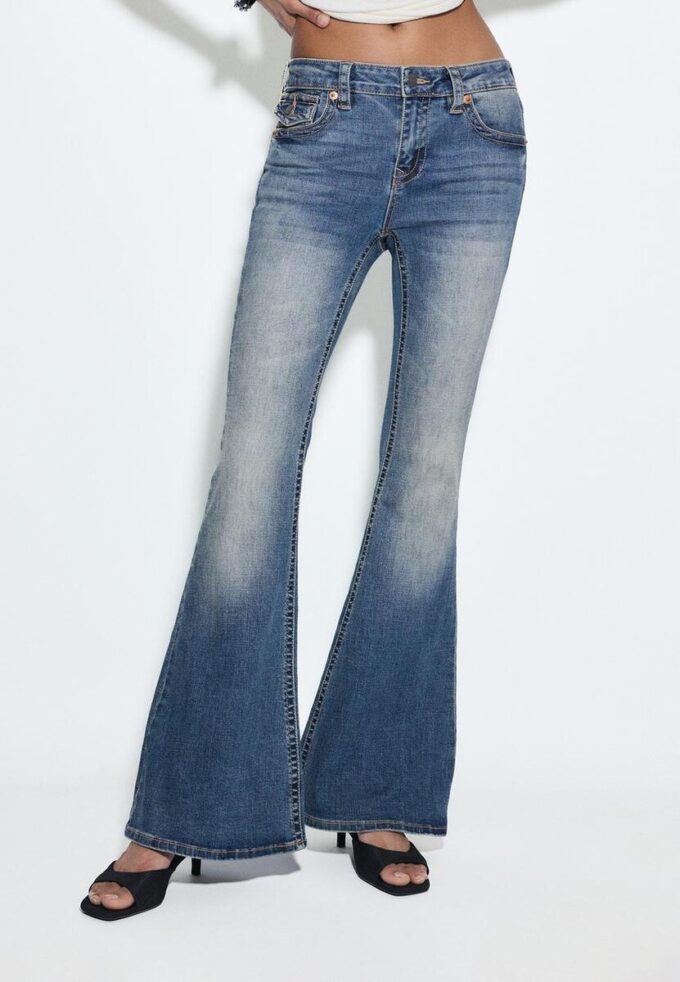 D04 Low-Rise-Jeans mit Flared-Bein D04 Low-Rise-Jeans mit Flared-Bein