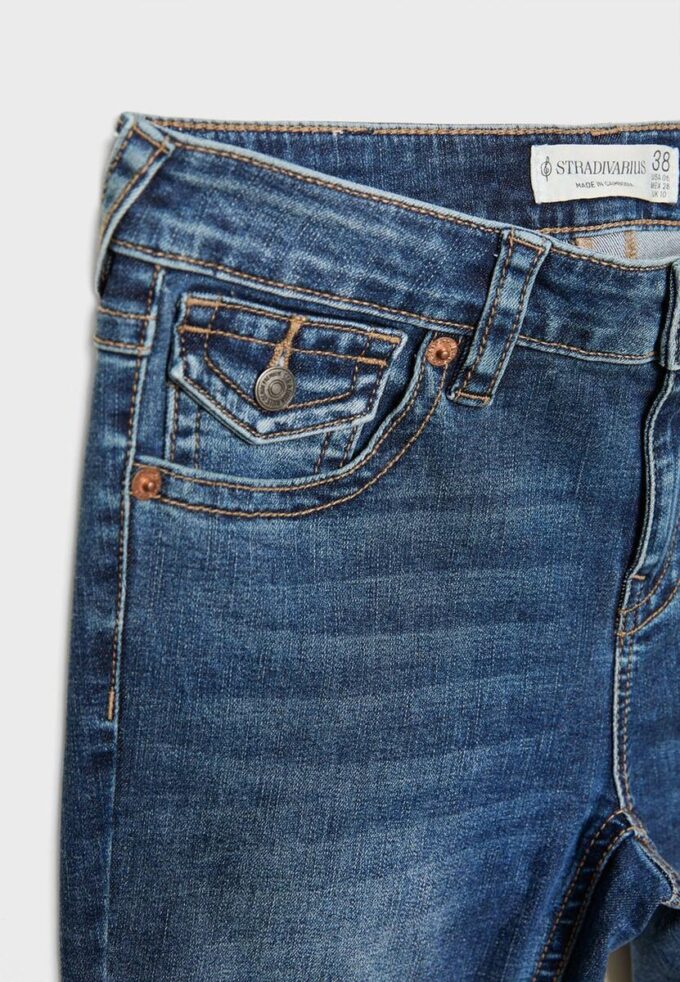 D04 Low-Rise-Jeans mit Flared-Bein D04 Low-Rise-Jeans mit Flared-Bein