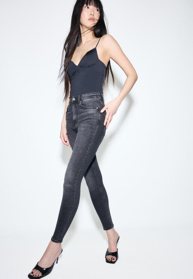 D09 Super High-Waist Skinny Jeans D09 Super High-Waist Skinny Jeans