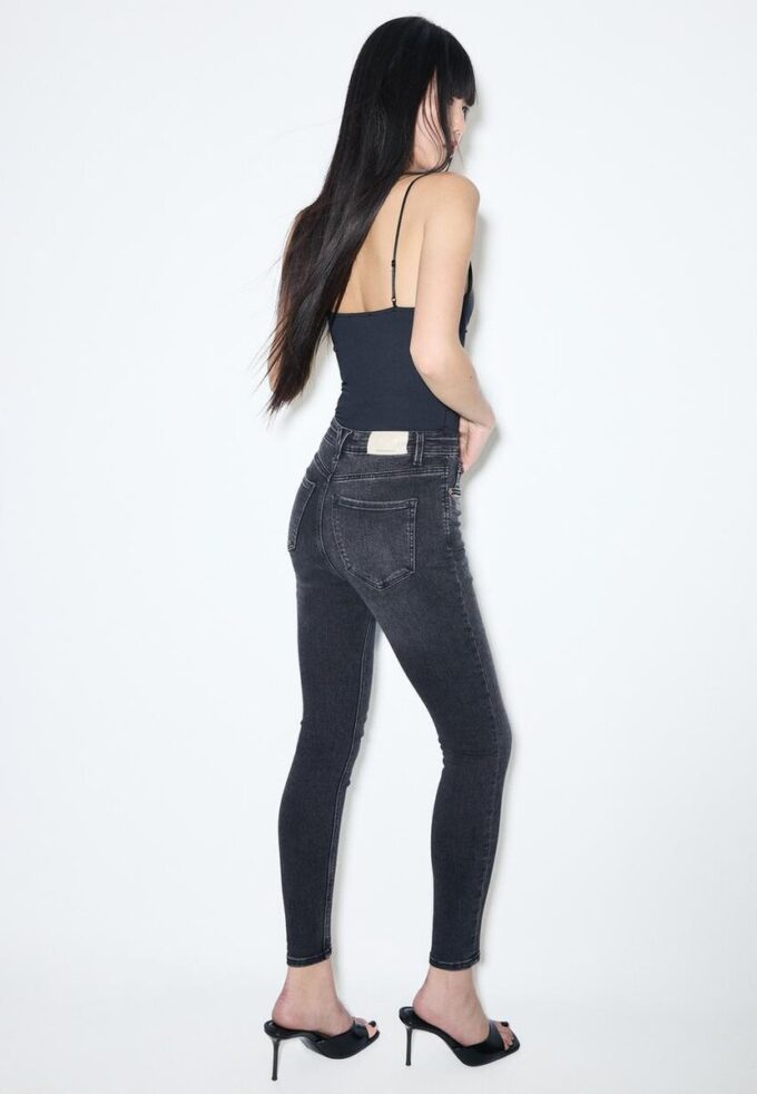 D09 Super High-Waist Skinny Jeans D09 Super High-Waist Skinny Jeans