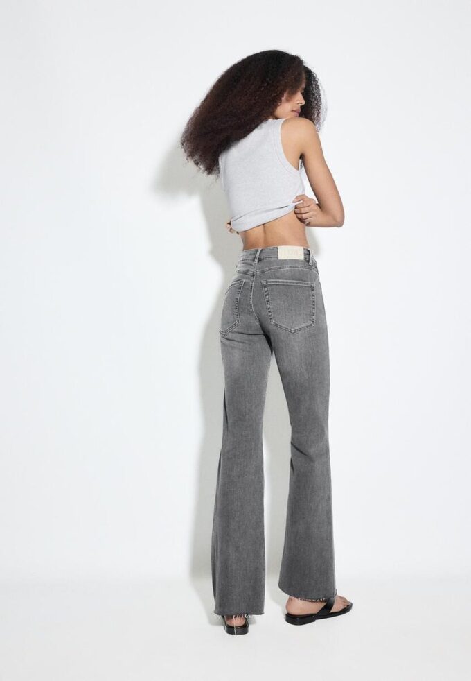 D74 Flared Jeans mit Schlitz D74 Flared Jeans mit Schlitz