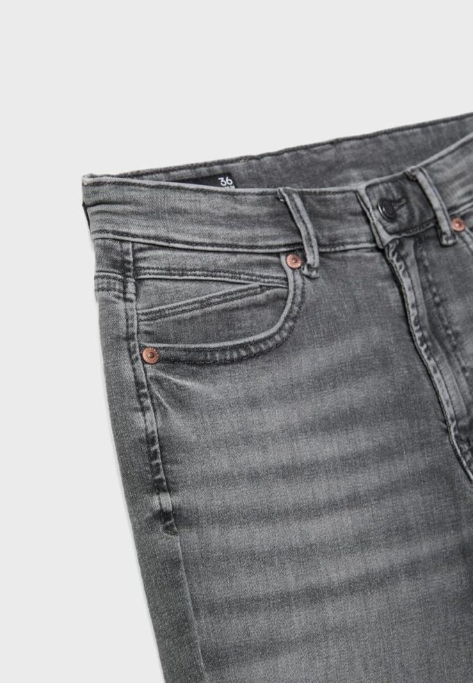 D74 Flared Jeans mit Schlitz D74 Flared Jeans mit Schlitz