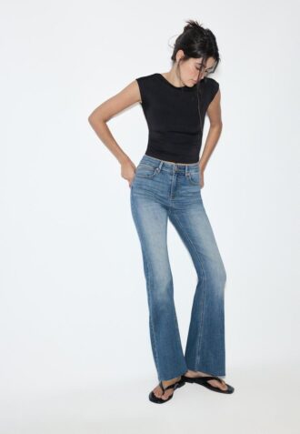 D74 Stretch-Jeans mit Schlag und Schlitz