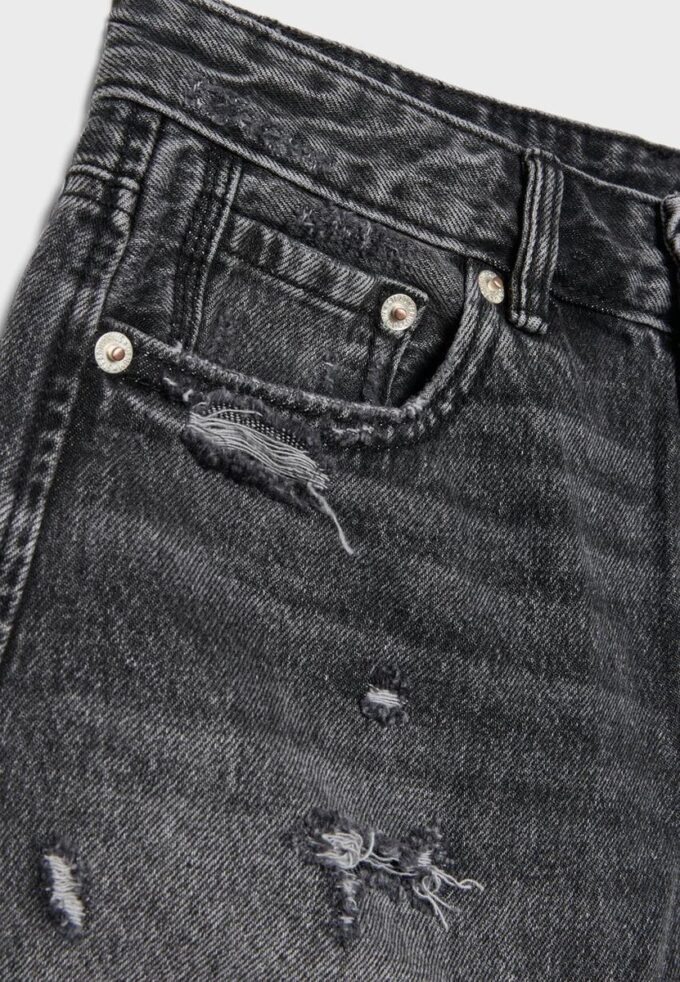 D75 Shorts aus zerrissenem Denim D75 Shorts aus zerrissenem Denim