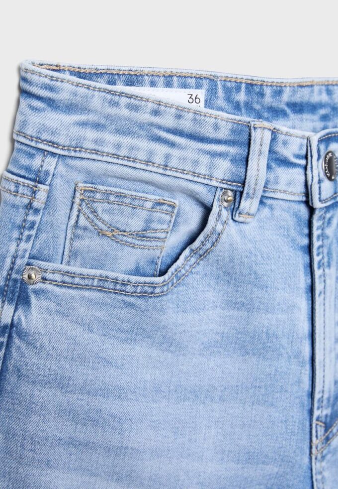 D78 Kurze Flared Jeans D78 Kurze Flared Jeans