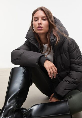 Einfache Daunenjacke mit Kapuze