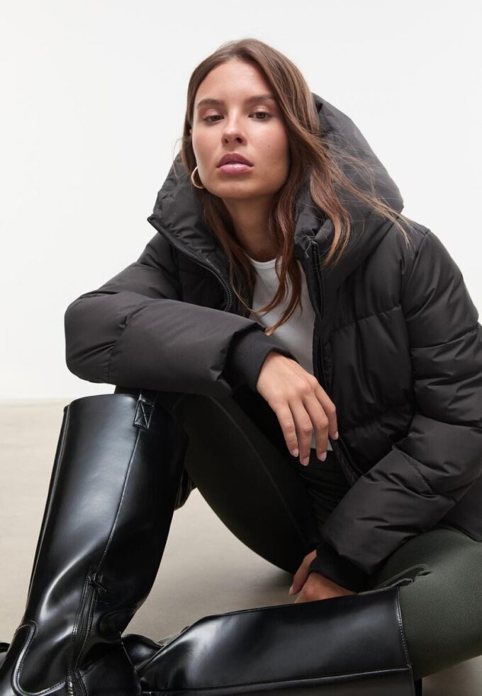 Einfache Daunenjacke mit Kapuze Einfache Daunenjacke mit Kapuze