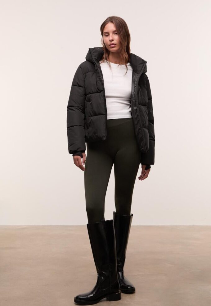 Einfache Daunenjacke mit Kapuze Einfache Daunenjacke mit Kapuze