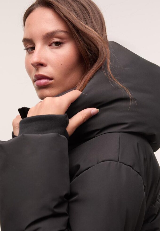 Einfache Daunenjacke mit Kapuze Einfache Daunenjacke mit Kapuze