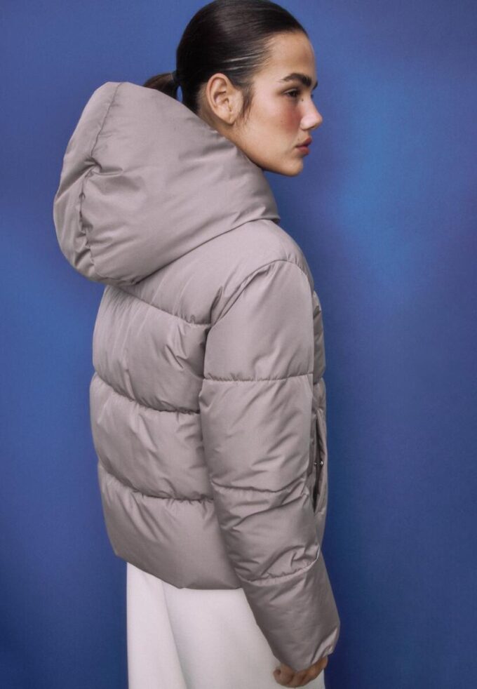 Einfache Daunenjacke mit Kapuze Einfache Daunenjacke mit Kapuze