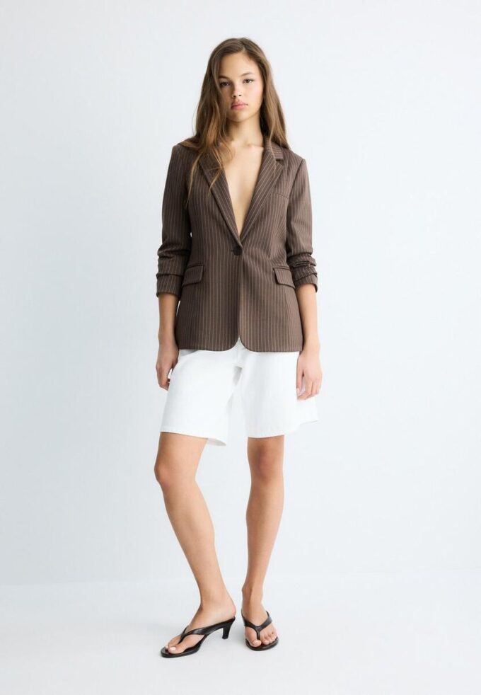 Einfacher gestreifter Blazer aus Basics