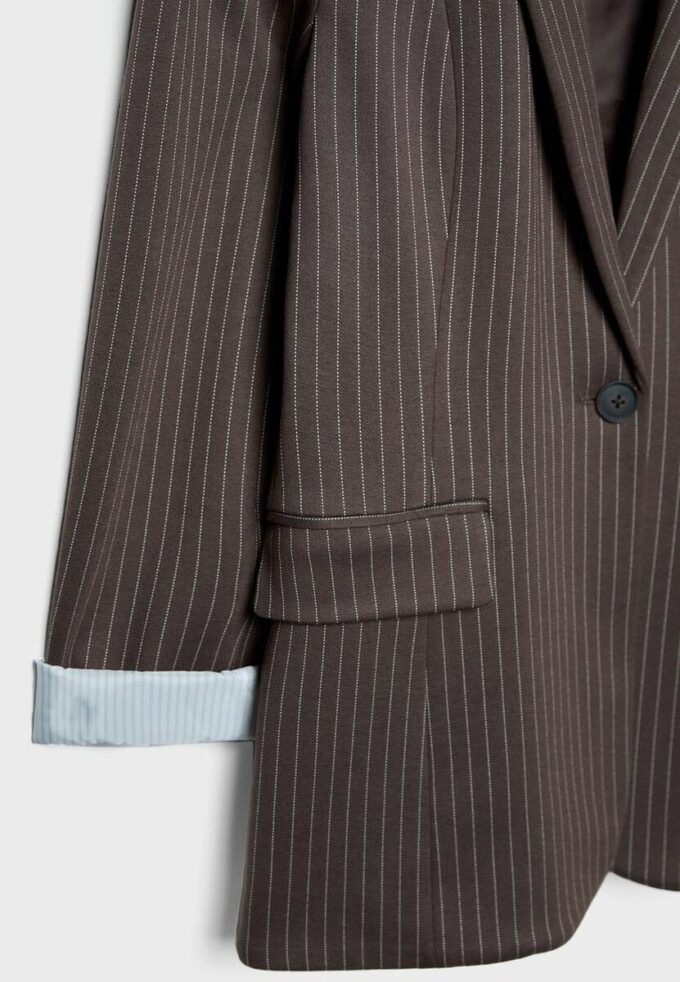 Einfacher gestreifter Blazer aus Basics