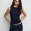Einfaches ärmelloses T-Shirt aus der Basics-Kollektion Einfaches ärmelloses T-Shirt aus der Basics-Kollektion