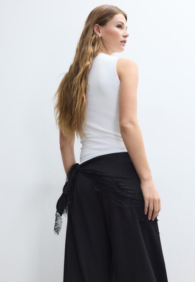 Einfaches ärmelloses T-Shirt aus der Basics-Kollektion Einfaches ärmelloses T-Shirt aus der Basics-Kollektion