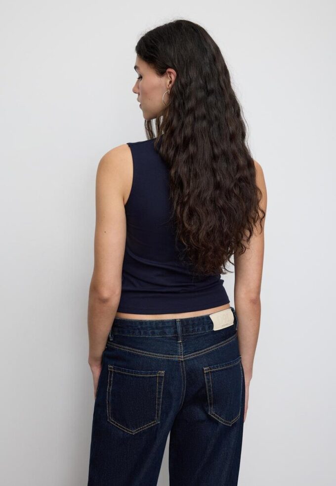 Einfaches ärmelloses T-Shirt aus der Basics-Kollektion Einfaches ärmelloses T-Shirt aus der Basics-Kollektion