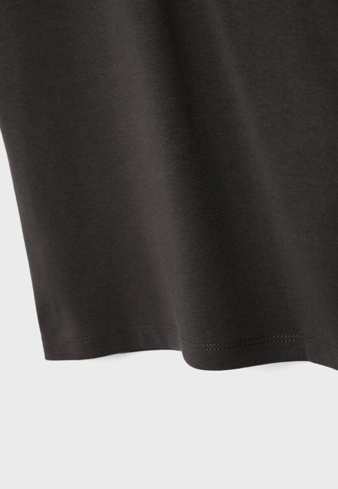 Einfaches T-Shirt mit Rundhalsausschnitt und kurzen Ärmeln