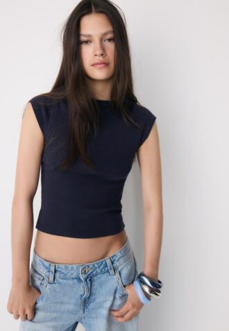 Einfaches T-Shirt mit U-Boot-Ausschnitt