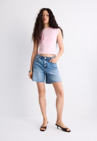 Einfaches T-Shirt mit U-Boot-Ausschnitt