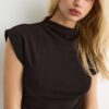 Figurbetontes kurzes Kleid mit Rüschen