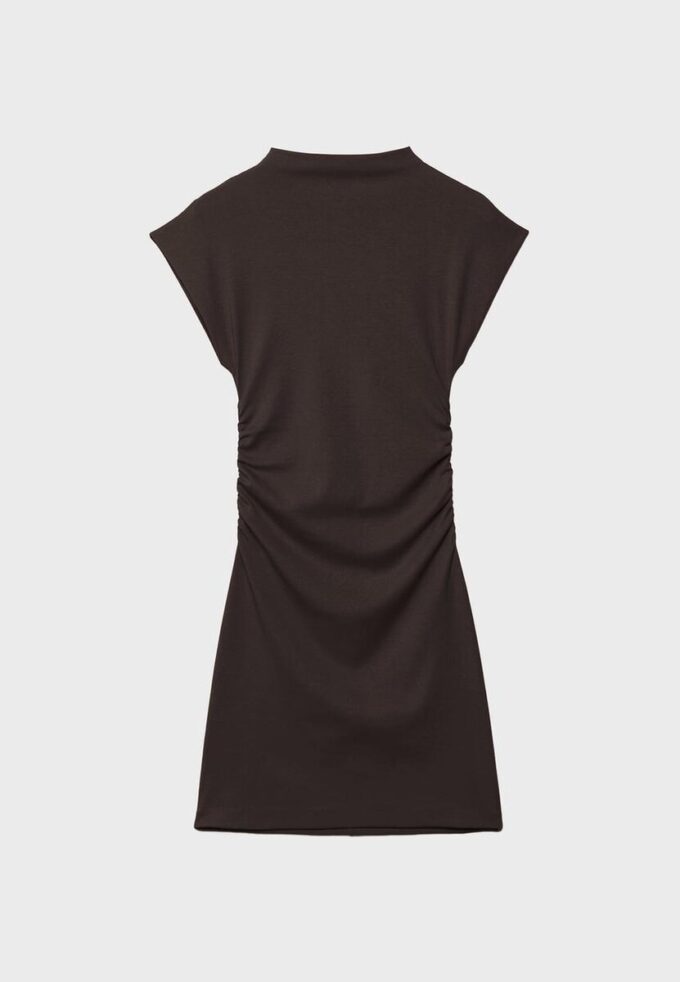 Figurbetontes kurzes Kleid mit Rüschen