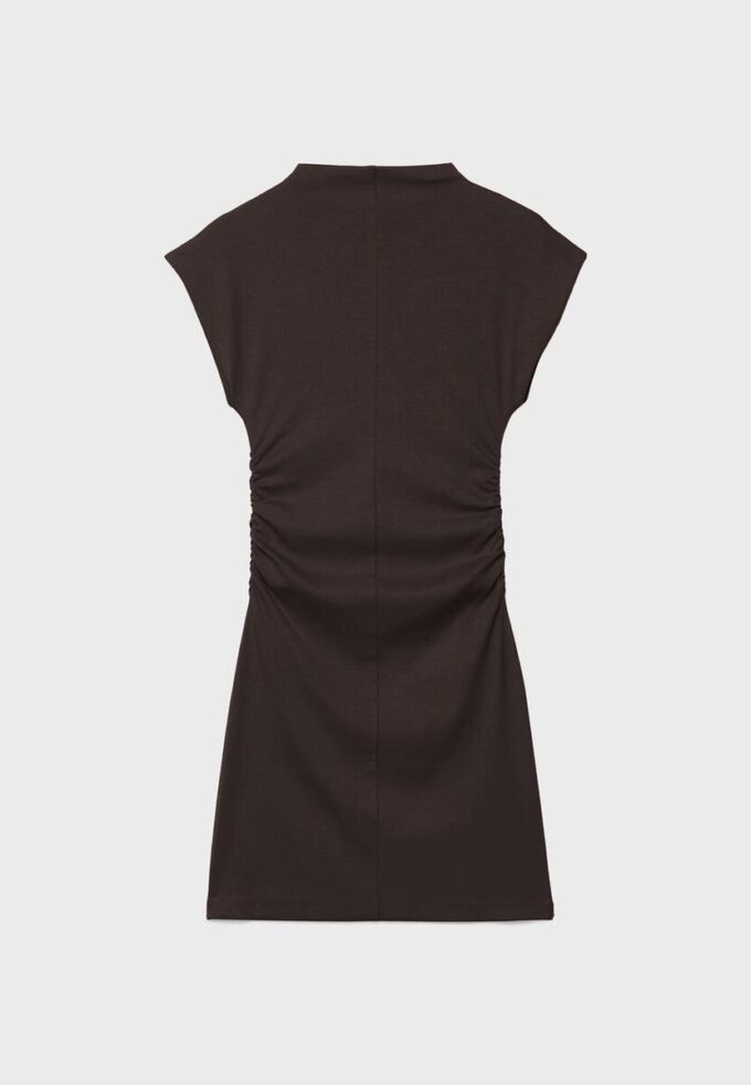 Figurbetontes kurzes Kleid mit Rüschen