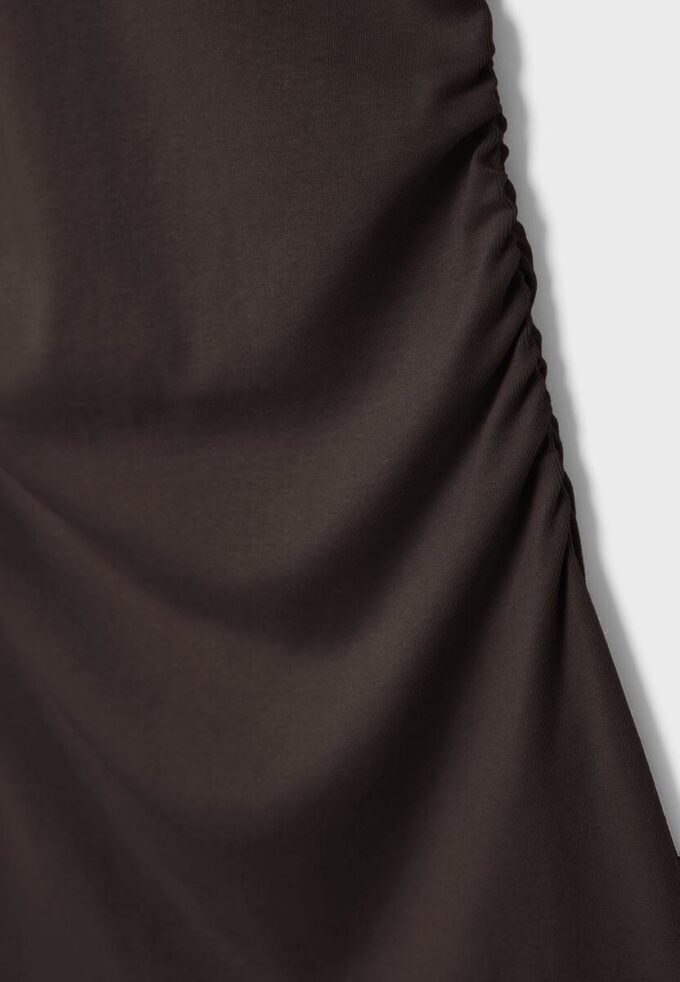 Figurbetontes kurzes Kleid mit Rüschen