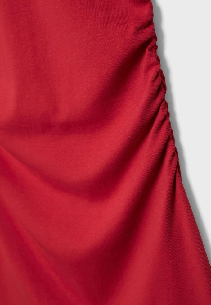 Figurbetontes kurzes Kleid mit Rüschen