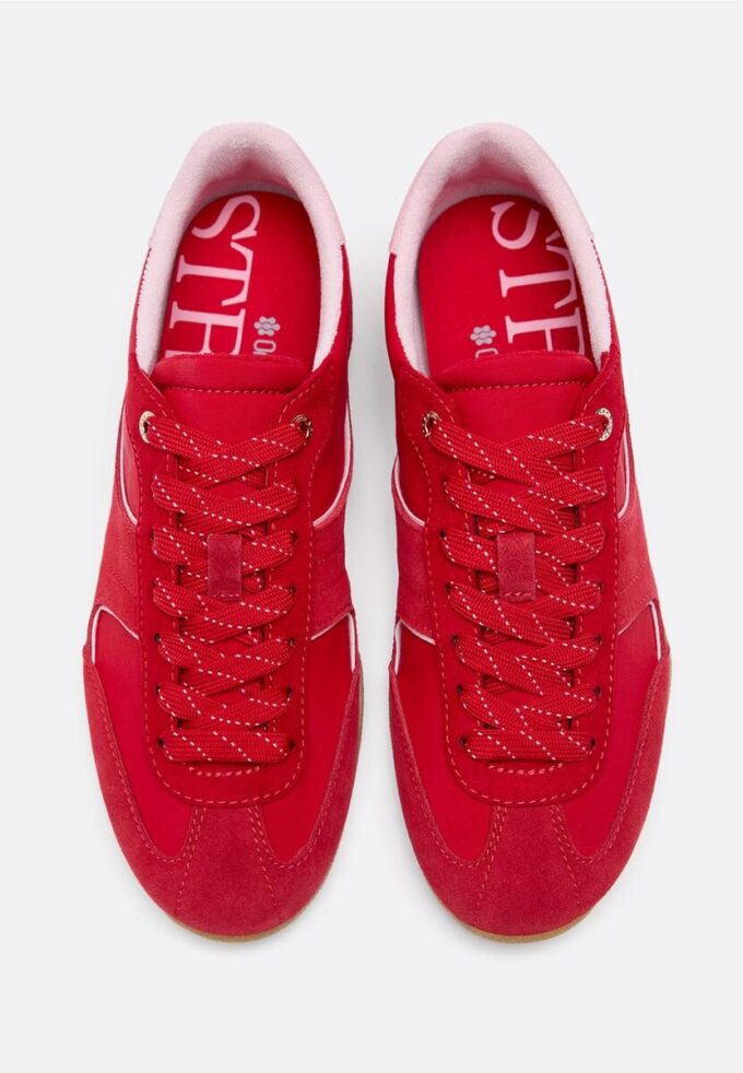 Flache Sneaker mit Details aus Leder