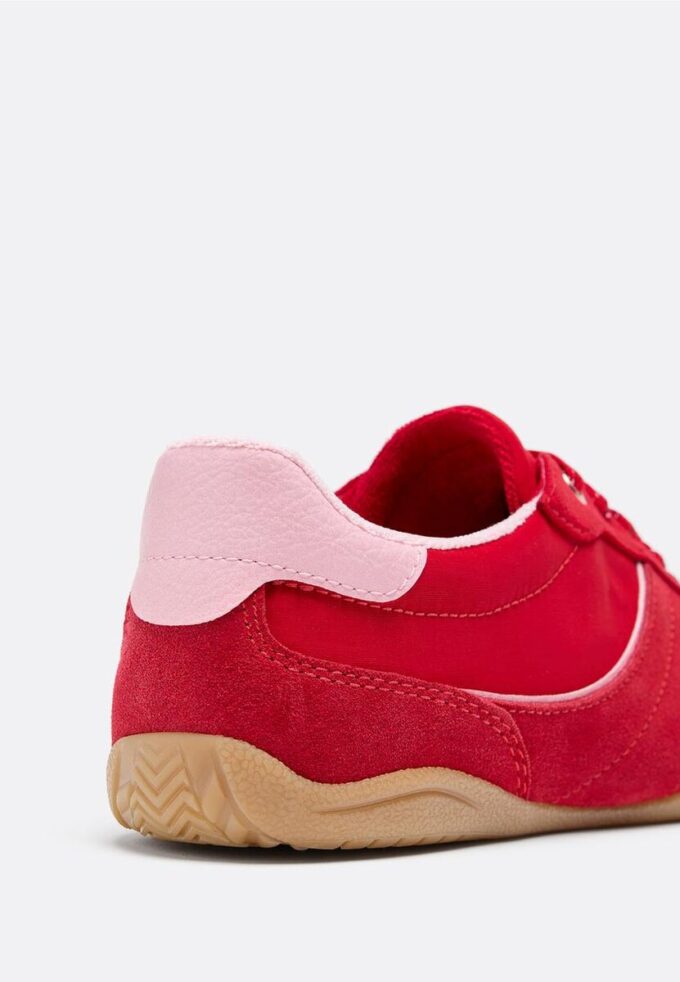Flache Sneaker mit Details aus Leder