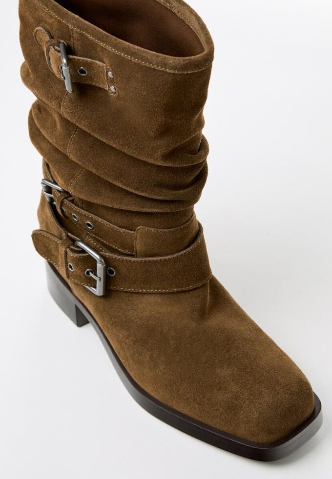 Flache Stiefeletten aus Leder mit Schnalle