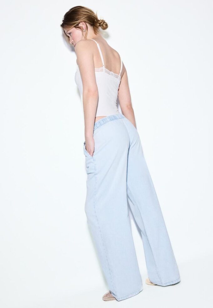 Fließende Denim-Hose mit Kordelzug Fließende Denim-Hose mit Kordelzug