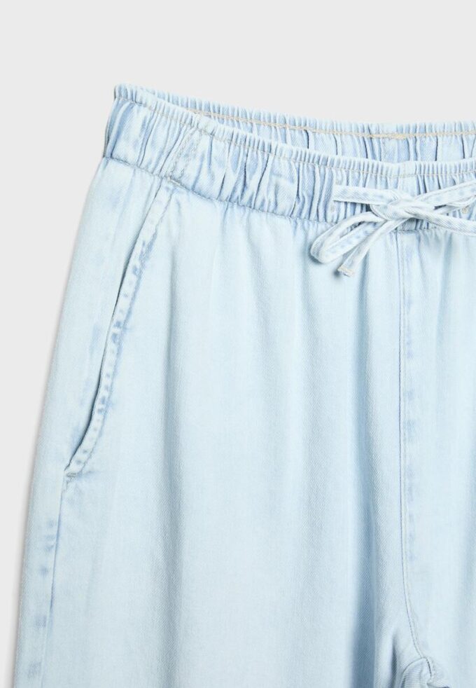 Fließende Denim-Hose mit Kordelzug Fließende Denim-Hose mit Kordelzug