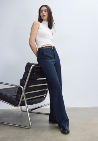 Fließende, elegante Hose mit geradem Bein und Gürtel