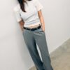 Fließende, elegante Hose mit geradem Bein und Gürtel Fließende, elegante Hose mit geradem Bein und Gürtel