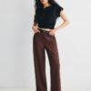 Fließende, elegante Hose mit geradem Bein und Gürtel Fließende, elegante Hose mit geradem Bein und Gürtel
