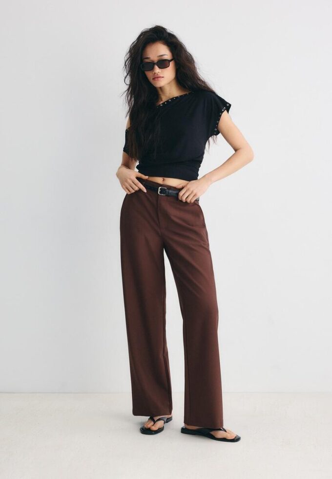 Fließende, elegante Hose mit geradem Bein und Gürtel Fließende, elegante Hose mit geradem Bein und Gürtel