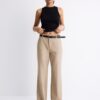 Fließende, elegante Hose mit geradem Bein und Gürtel Fließende, elegante Hose mit geradem Bein und Gürtel